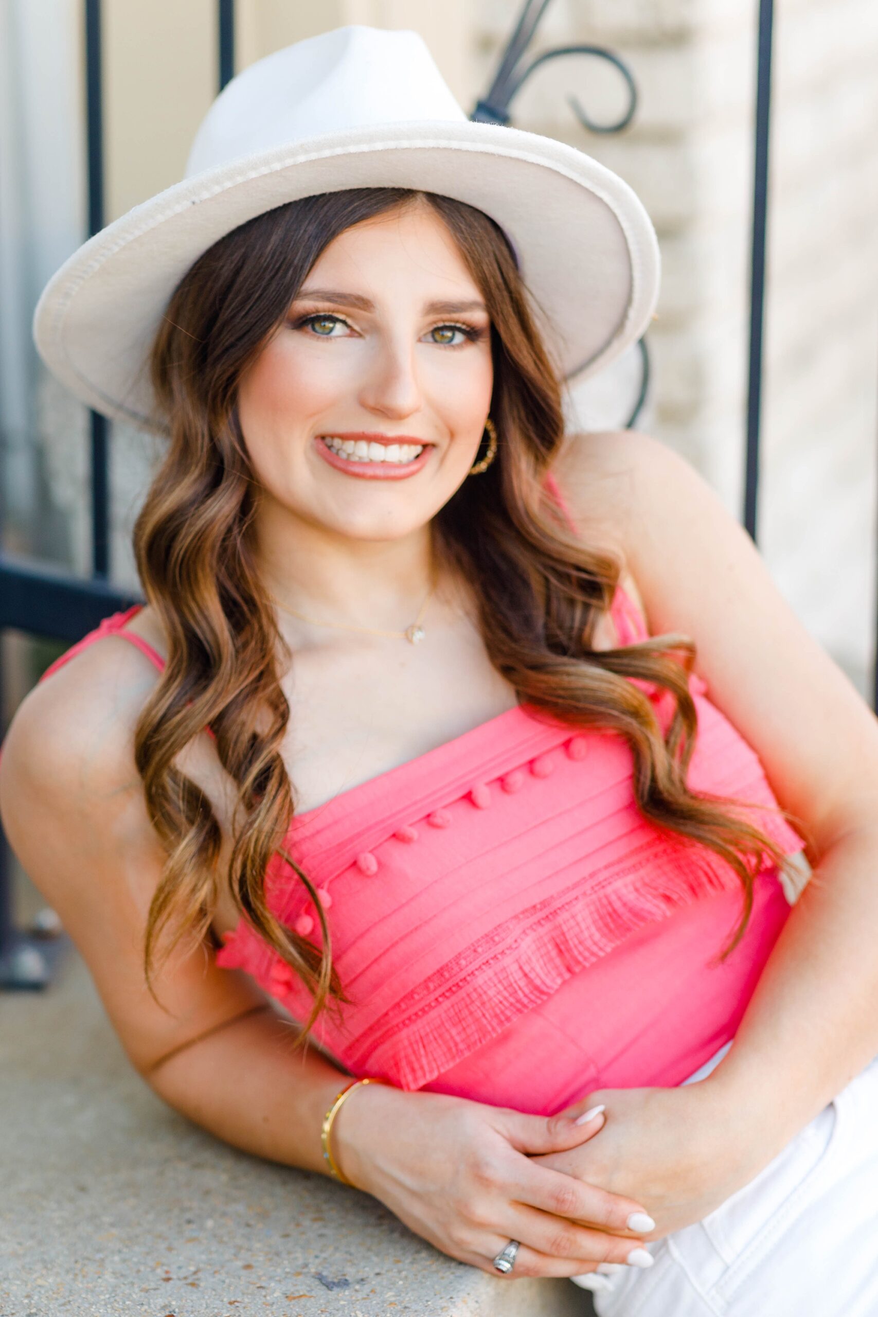 Southern Louisiana senior portraits of girl in pink shirt and white hat